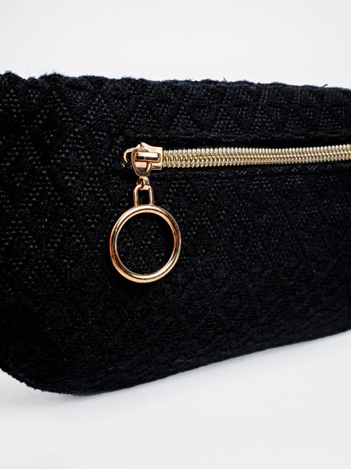Goldenes Reißverschluss Detail auf der Rückseite der schwarzen Mini Bauchtasche von mara mea 