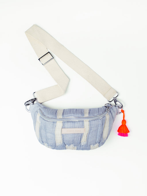 mara mea Mini Bauchtasche cloud club in Hellblau-Offwhite mit verstellbarem Schultergurt, silbernem Reißverschluss und neon-orange-pinker Quaste