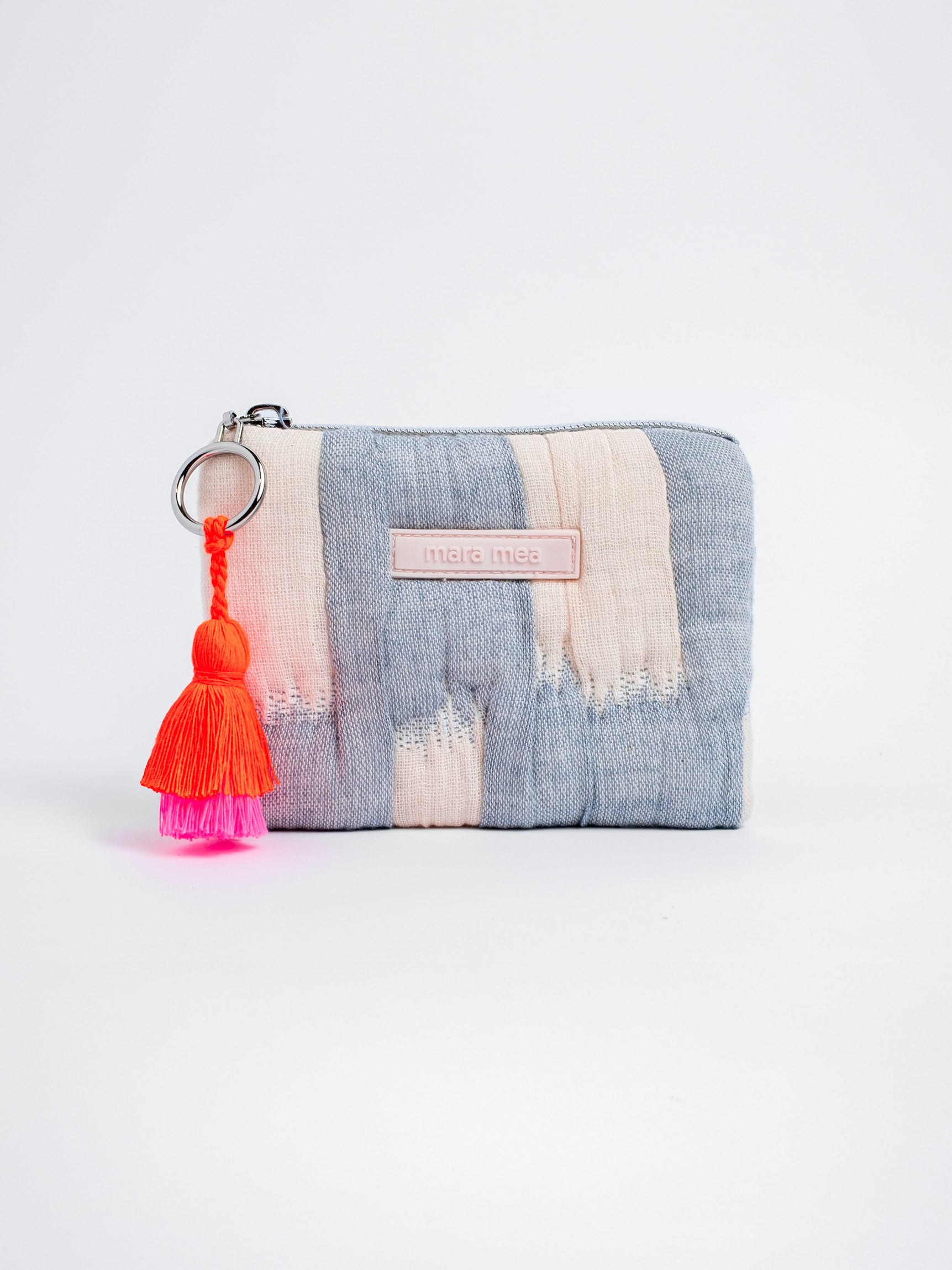 mara mea Portemonnaie clouded bliss in Hellblau-Offwhite mit silberfarbenem Reißverschluss, Markenlabel und neon-orange-pinker Quaste