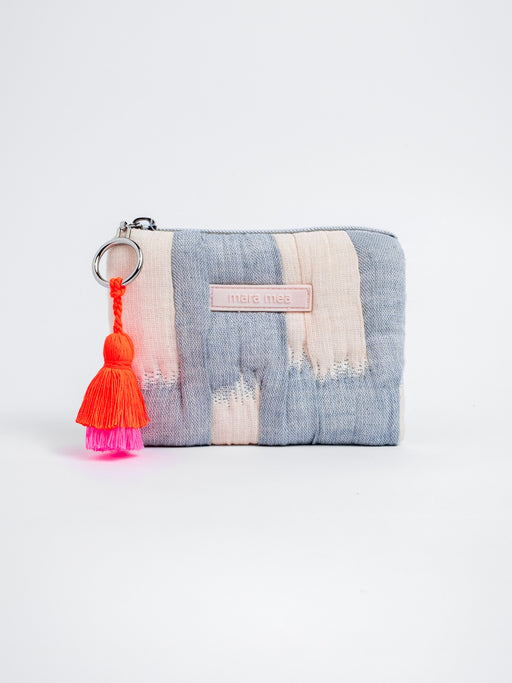 mara mea Portemonnaie clouded bliss in Hellblau-Offwhite mit silberfarbenem Reißverschluss, Markenlabel und neon-orange-pinker Quaste