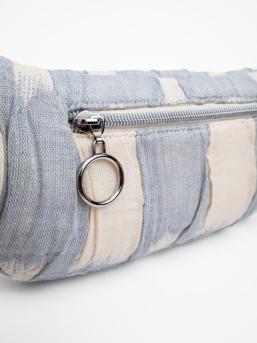 Detailansicht der mara mea Mini Bauchtasche cloud club mit rückseitigem Reißverschlussfach, Ring-Zipper und hellblau-offwhite gepolstertem Baumwollstoff