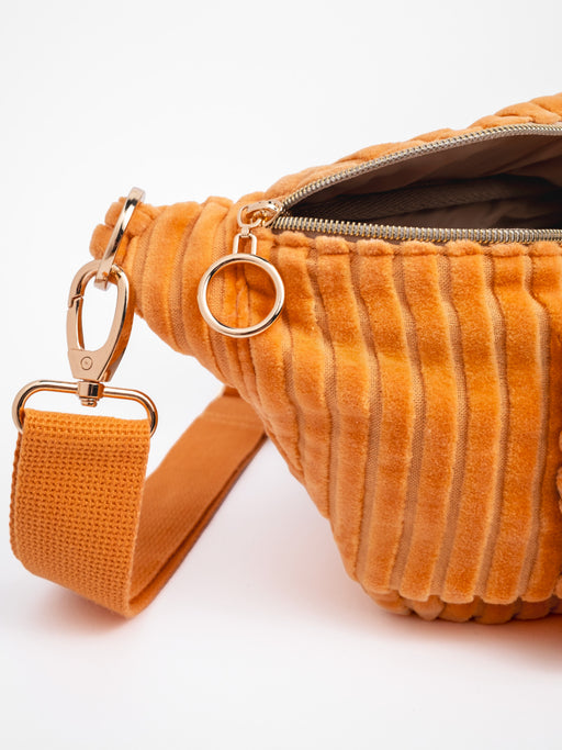 Detailansicht der geöffneten orangefarbenen mara mea Midi Bauchtasche Sunset Date Peach aus Cord mit Reißverschluss, Metallring und Gurtkarabiner