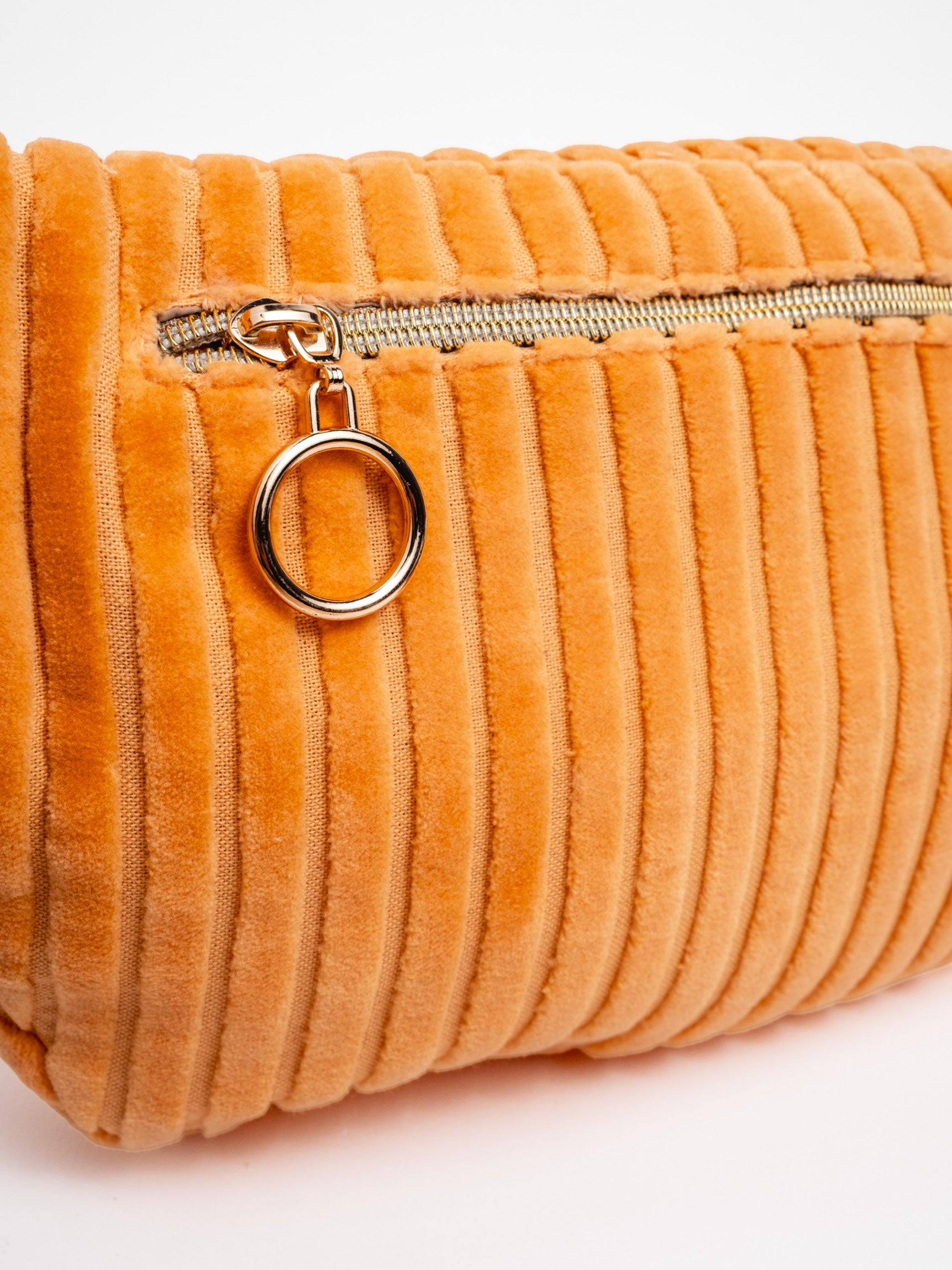 Detailansicht der orangefarbenen mara mea Midi Bauchtasche Sunset Date Peach aus Cord mit Reißverschluss und Metallring