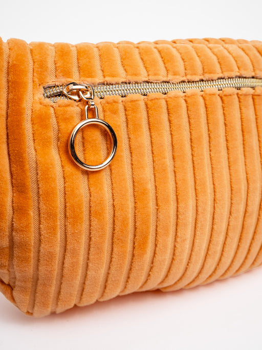 Detailansicht der orangefarbenen mara mea Midi Bauchtasche Sunset Date Peach aus Cord mit Reißverschluss und Metallring