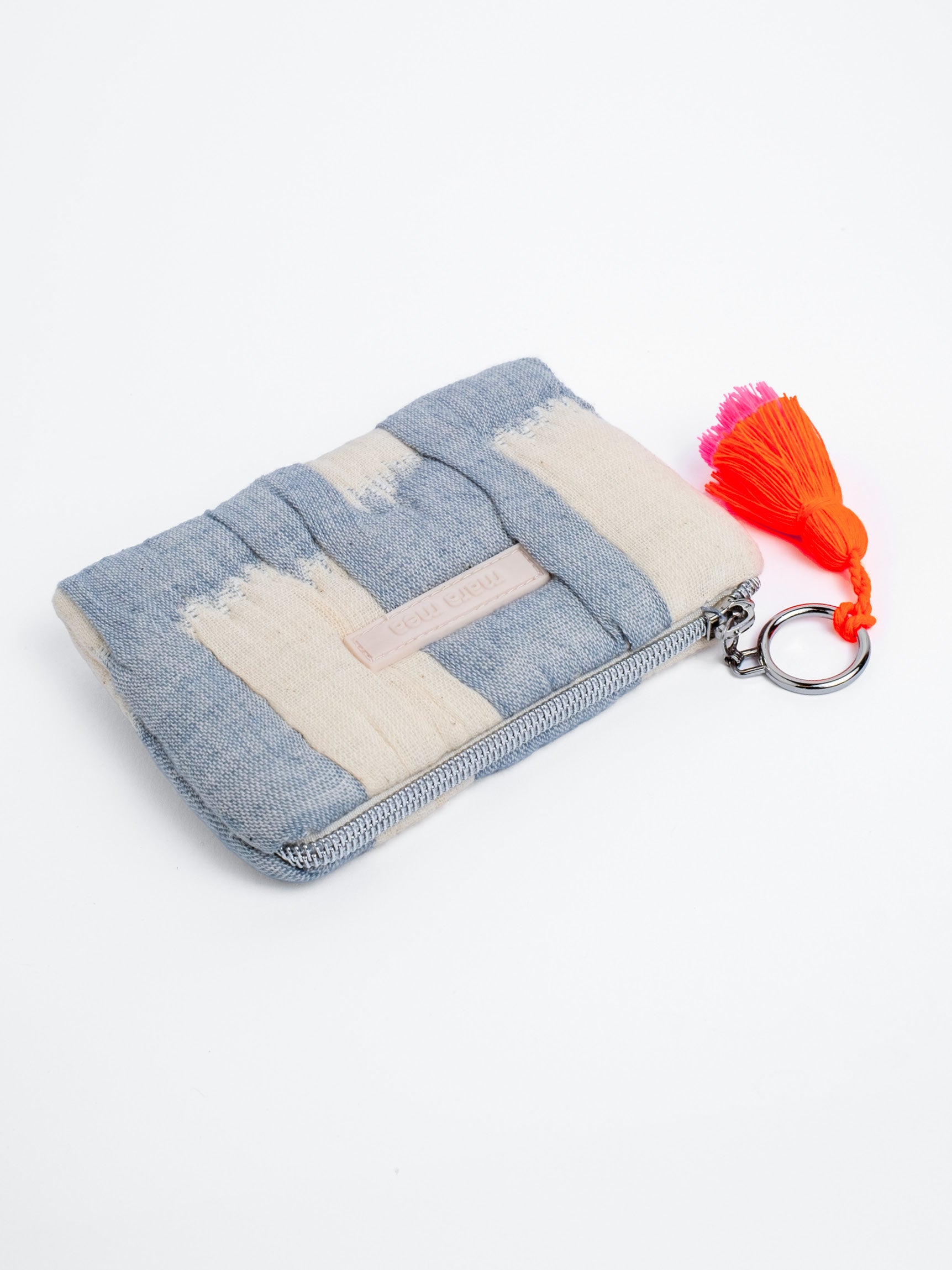 mara mea Portemonnaie clouded bliss in Hellblau-Offwhite mit Markenlabel, silberfarbenem Reißverschluss und neon-orange-pinker Quaste