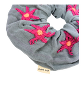 Oversized Scrunchie mara mea x Project Três I Grau mit Blumenstickerei