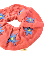 Oversized Scrunchie mara mea x Project Três I Blush mit Blumenstickerei