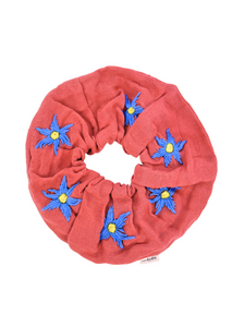 Oversized Scrunchie mara mea x Project Três I Blush mit Blumenstickerei