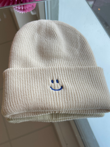 Unisex Beanie in Creme mit royalblauer Smiley Stickerei