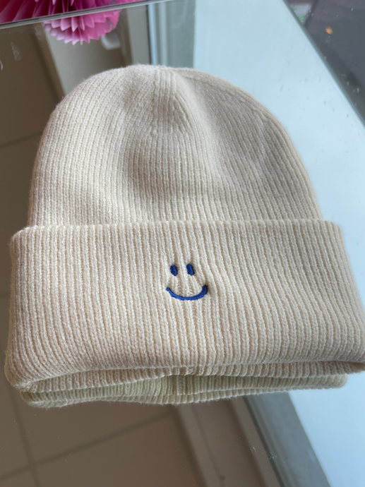 Unisex Beanie in Creme mit royalblauer Smiley Stickerei