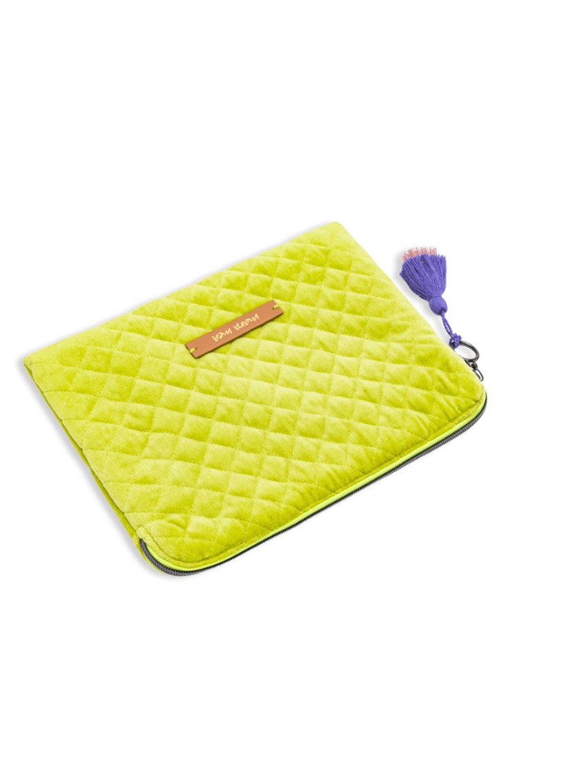 Tablet Tasche in limegrünem abgestepptem Samt.