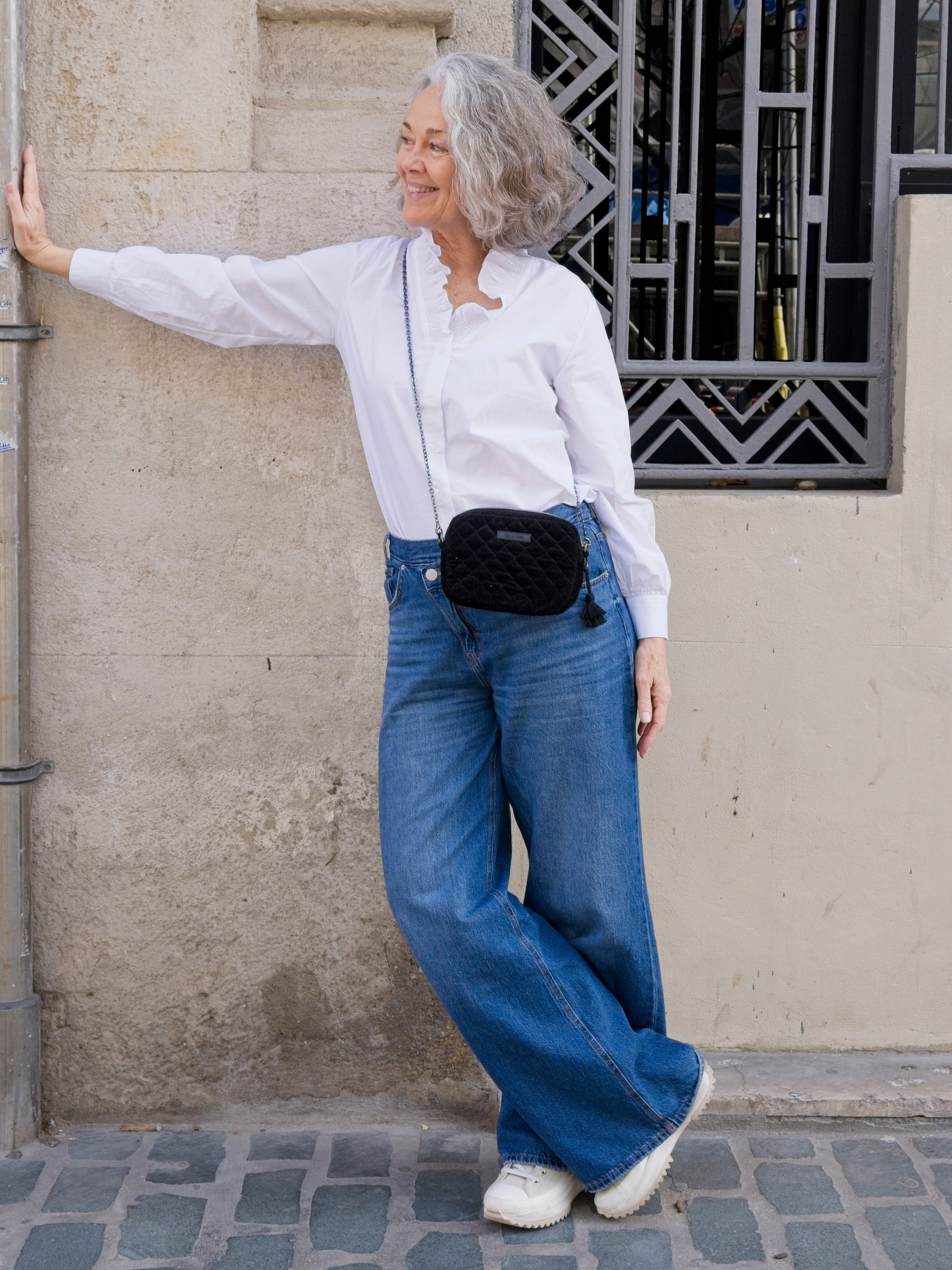 Schwarze Samttasche zum Umhängen mit Kette.