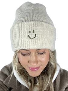 Unisex Beanie in Creme mit olivgrüner Smiley Stickerei