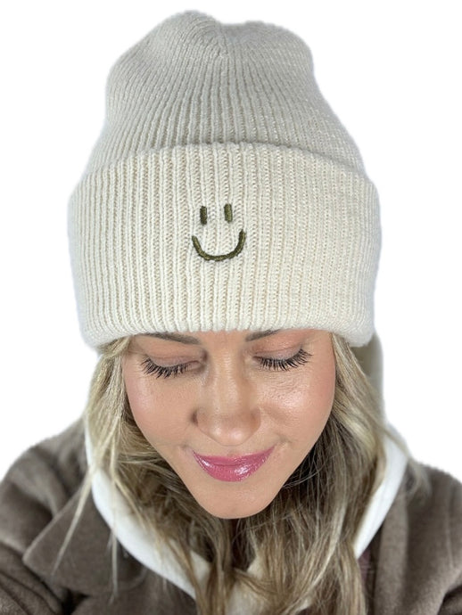 Unisex Beanie in Creme mit olivgrüner Smiley Stickerei