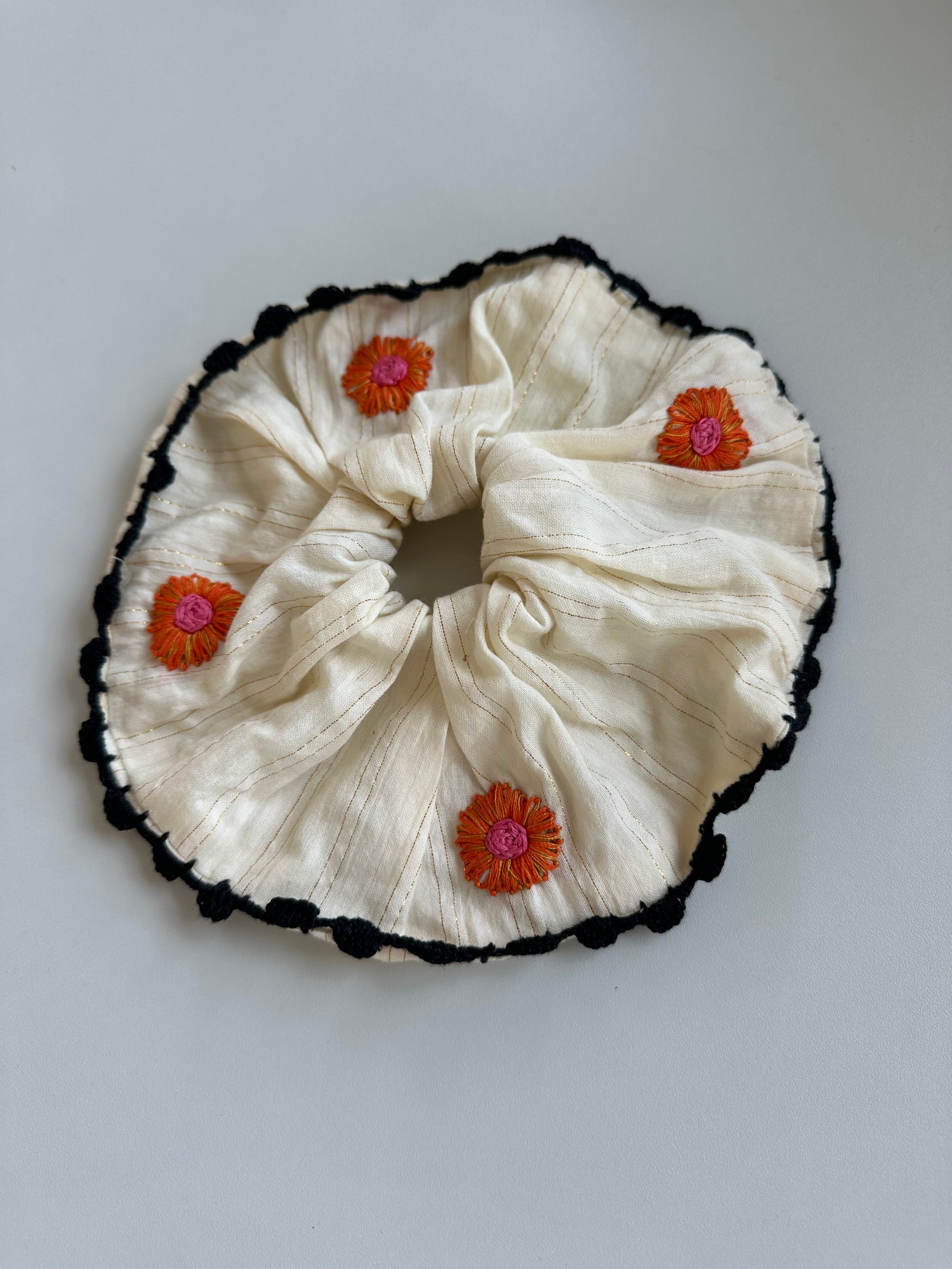 ARCHIVE SALE I Oversized Scrunchie mara mea x Project Três I Cremeweiß Blumenprint I vom Umtausch ausgeschlossen