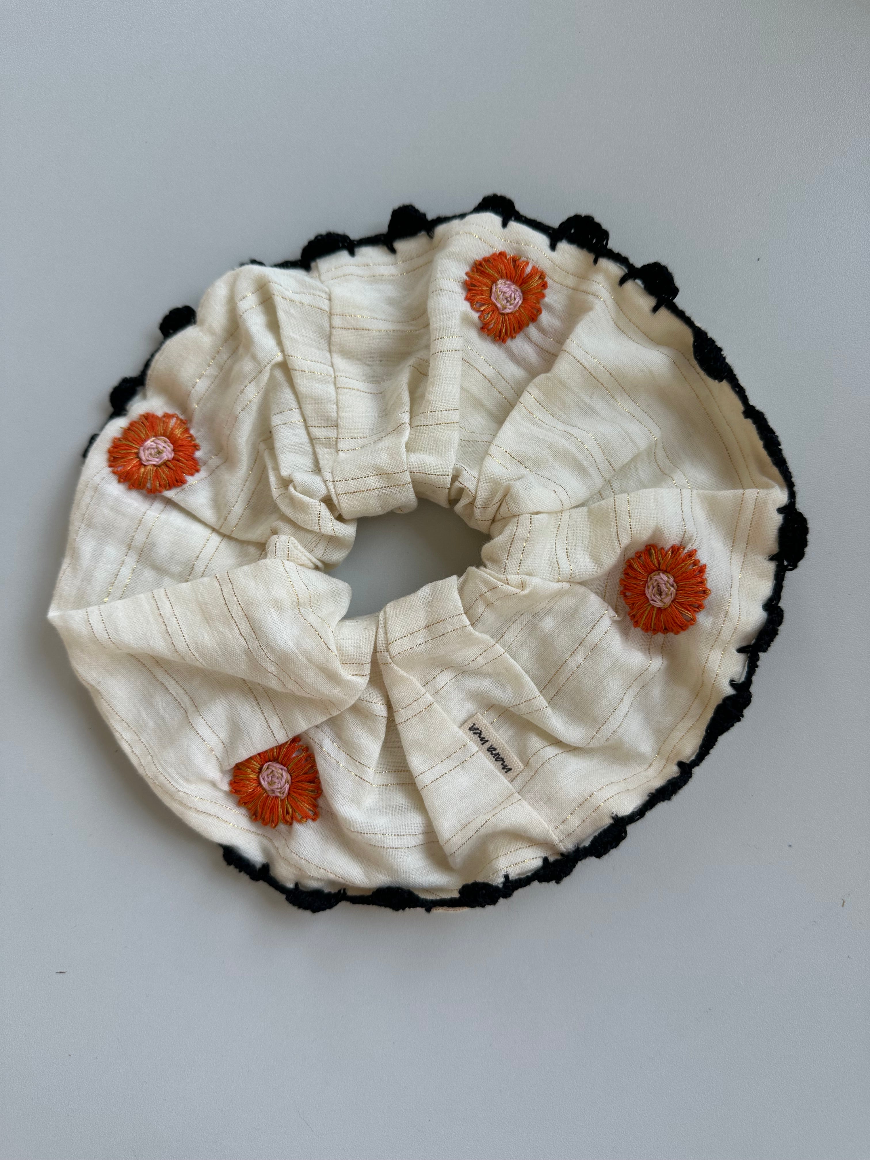 ARCHIVE SALE I Oversized Scrunchie mara mea x Project Três I Cremeweiß Blumenprint I vom Umtausch ausgeschlossen