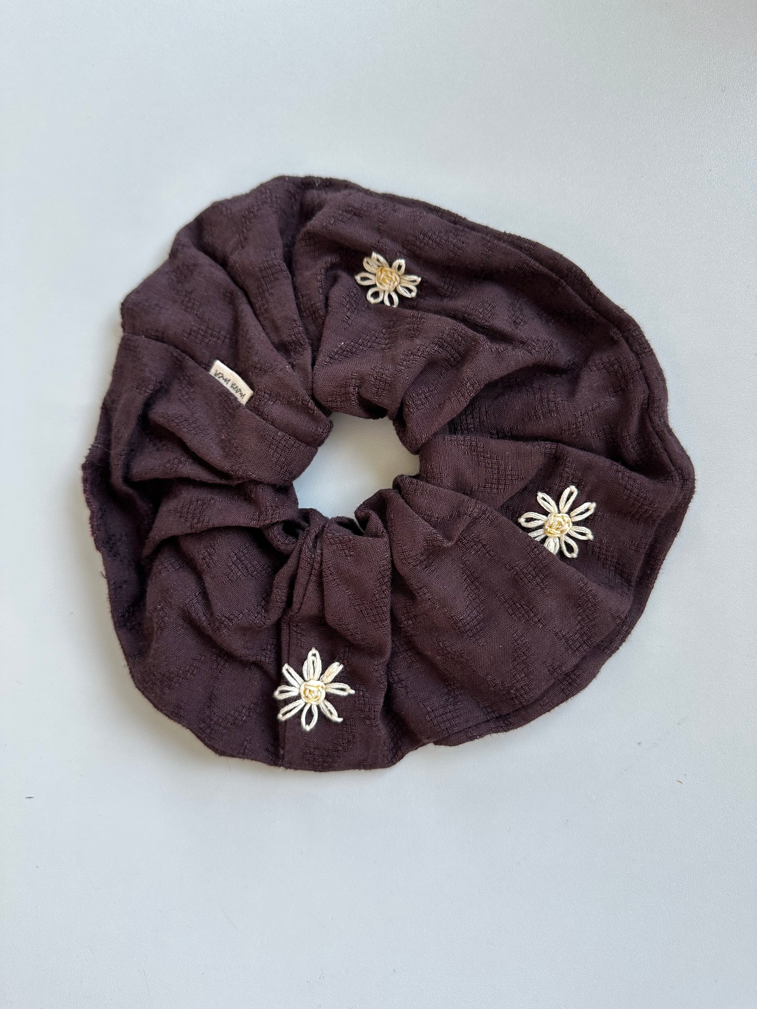ARCHIVE SALE I Oversized Scrunchie mara mea x Project Três I Braun mit Blumen I vom Umtausch ausgeschlossen
