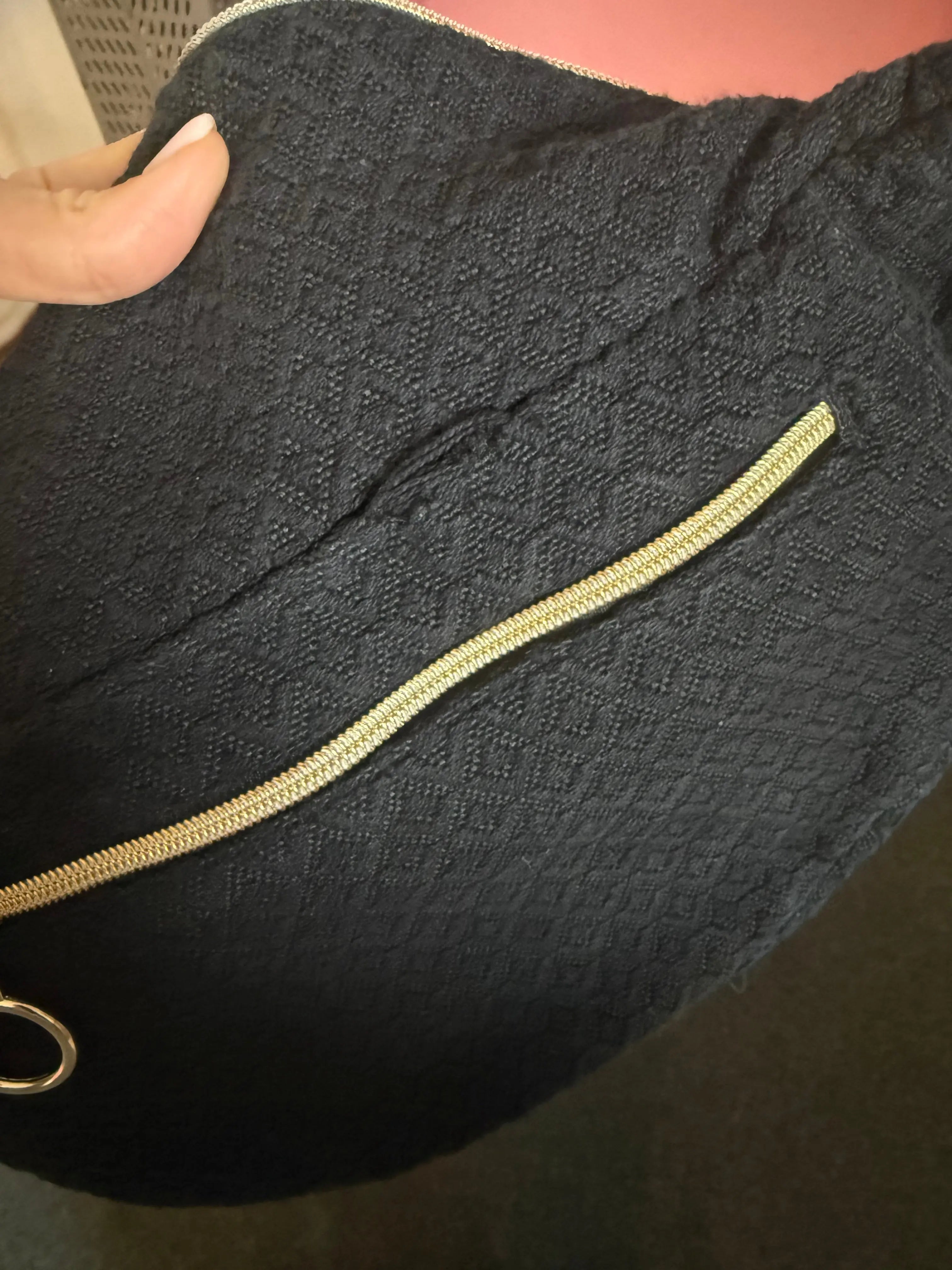 Rückseite der Bauchtasche berlin calling mit der etwas offenen Naht über dem Reißverschluss