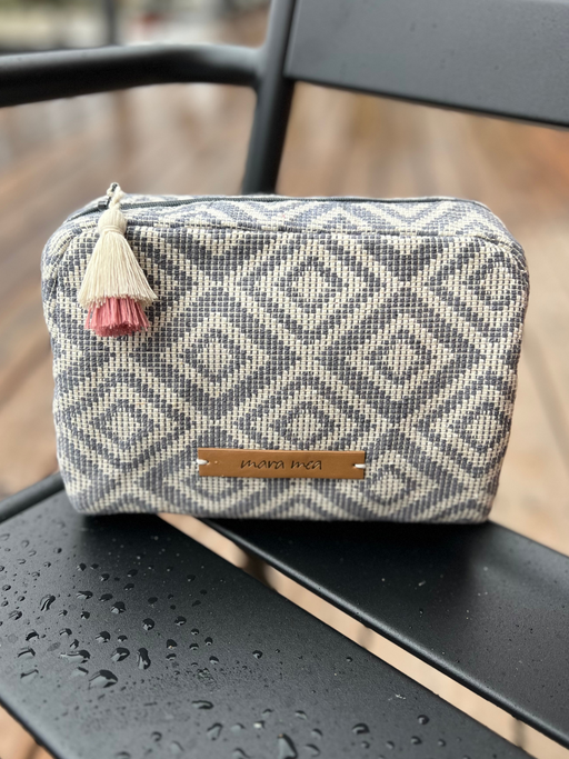 hellblau und weiß gemusterte Kosmetiktasche von mara mea mit rosa Quaste
