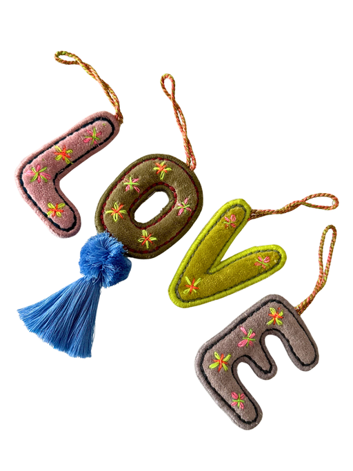 Pendant set no drama in colorful