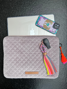 mara mea x Wolke Hegenbarth Laptop Tasche smart cookies in Grau I PRE-ORDER, LIEFERUNG NOV/DEZ