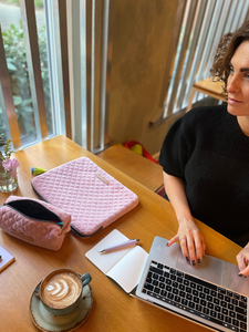 mara mea x Wolke Hegenbarth Laptop Tasche small secrets in Rosé I PRE-ORDER, LIEFERUNG NOV/DEZ