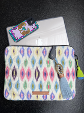 mara mea x Wolke Hegenbarth Laptop Tasche globetrotter mit Muster Print in Bunt I PRE-ORDER, LIEFERUNG NOV/DEZ