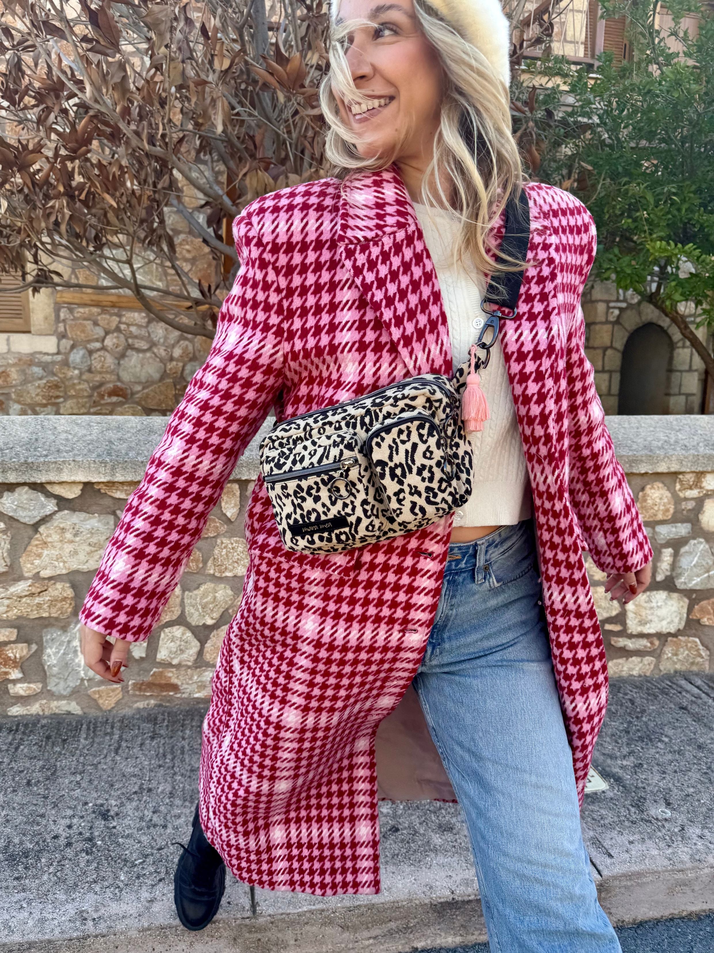 Herbstlook Hip Bag Crossbody an Model getragen mit rotem Herbstmantel, Jeans und Wollcardigan