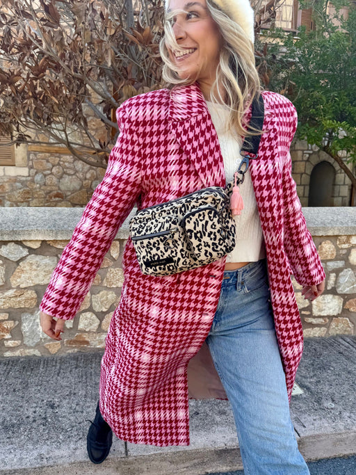 Herbstlook Hip Bag Crossbody an Model getragen mit rotem Herbstmantel, Jeans und Wollcardigan