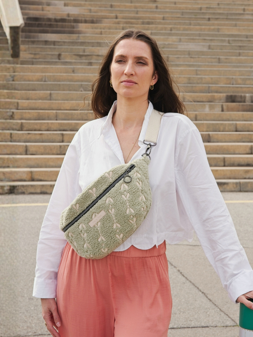 Maxi Bum Bag aus Teddy-Stoff mit Stickereien.