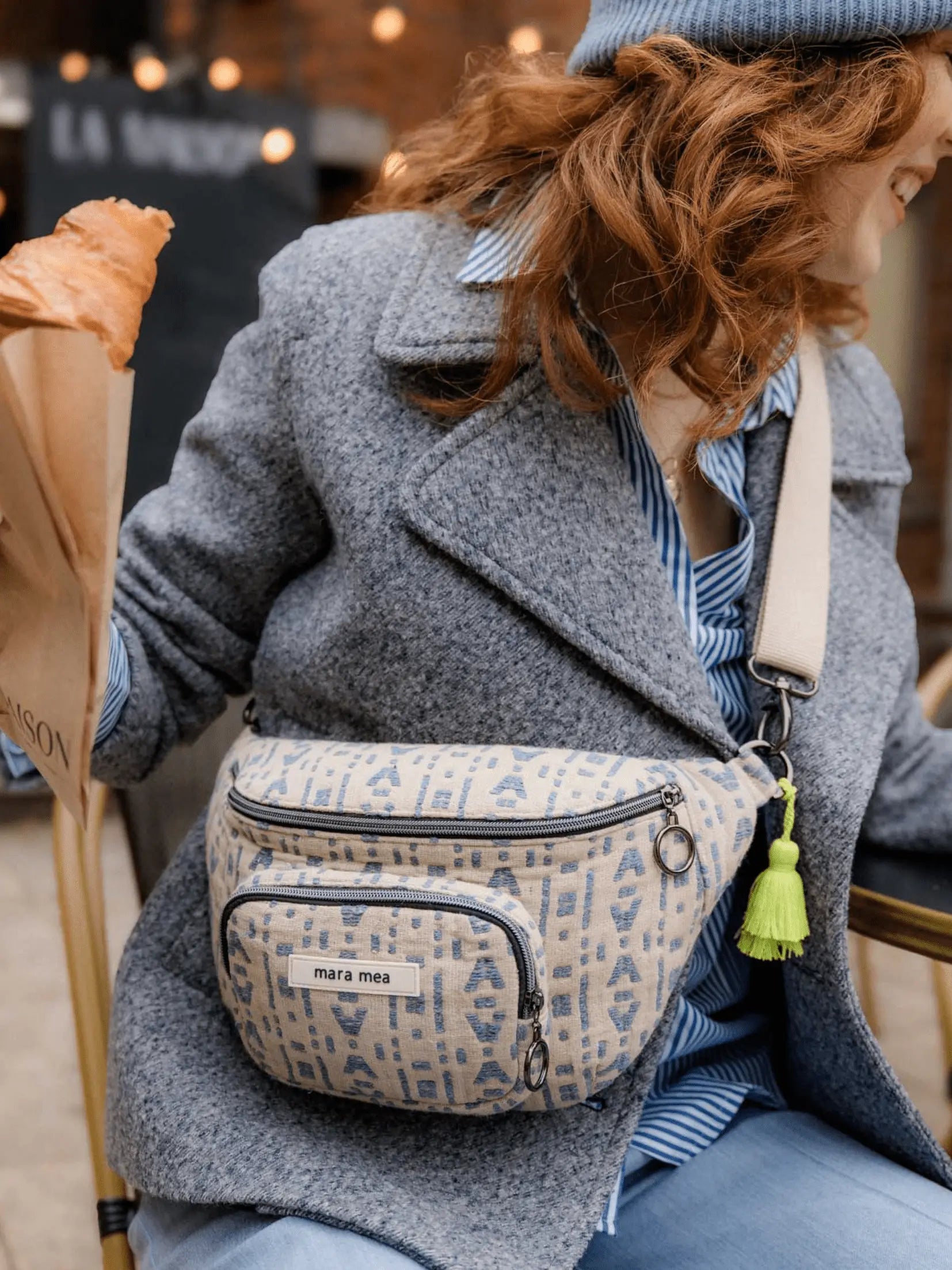 Midi Bauchtasche win me over Monogramm mara mea an Model mit roten Haaren
