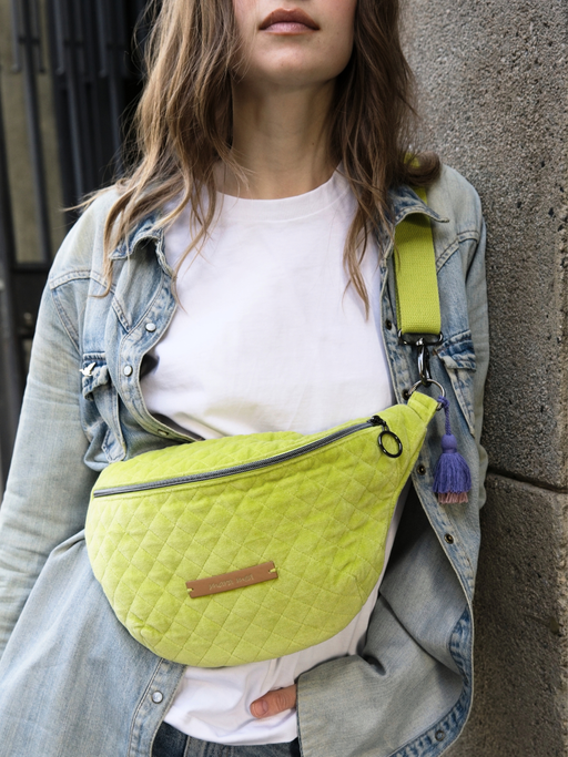Bum Bag aus lime-grünem abgestepptem Samt an Model in frühlingshaftem Look.