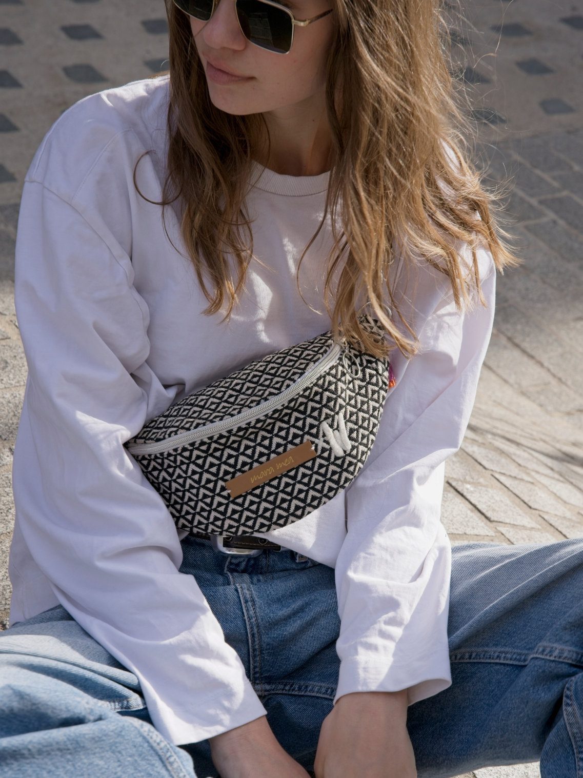 Mini Bum Bag weekend trip aus gewebtem schwarz/weißem Stoff an Model.