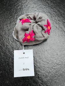 SAMPLE SALE I Scrunchie mara mea x Project Três I Grau mit Blumenstickerei I vom Umtausch ausgeschlossen