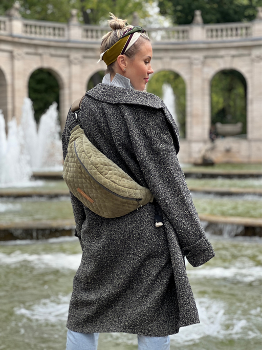XXL Maxi Bauchtasche clear your head aus Samt in Olivgrün von mara mea
