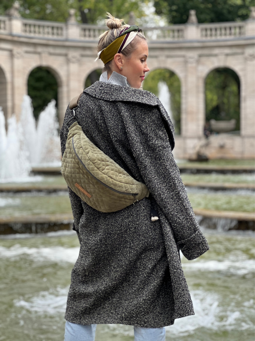 XXL Maxi Bauchtasche clear your head aus Samt in Olivgrün von mara mea