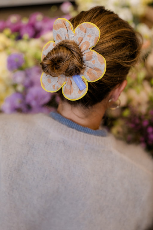 Petal Scrunchie wildflower im Dutt getragen, Rückansicht vor Blumen