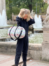 Weekender Bag book a trip mit Muster Print in Bunt