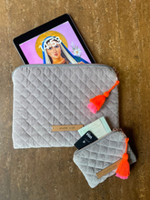 mara mea x Wolke Hegenbarth Tablet Tasche / Clutch key note in GRAU I PRE-ORDER, LIEFERUNG NOV/DEZ