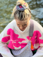 Oversized Scrunchie mara mea x Project Três I Grau mit Blumenstickerei