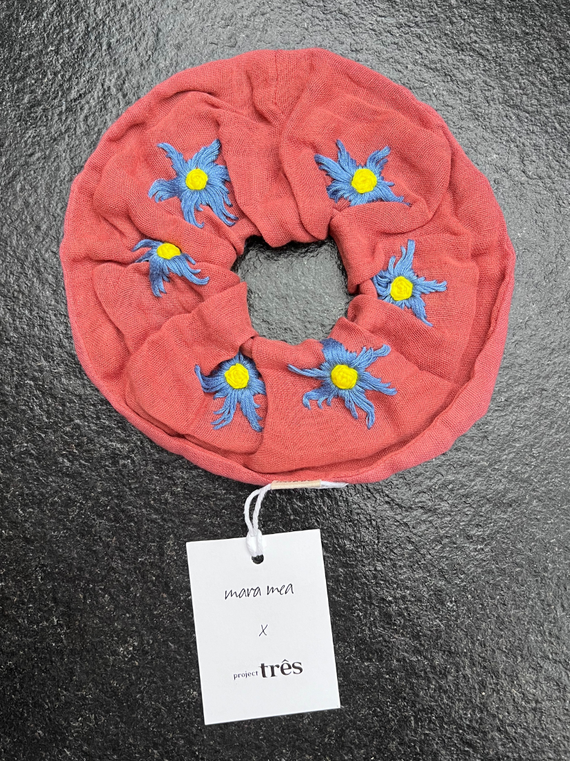 Oversized Scrunchie mara mea x Project Três I Blush mit Blumenstickerei