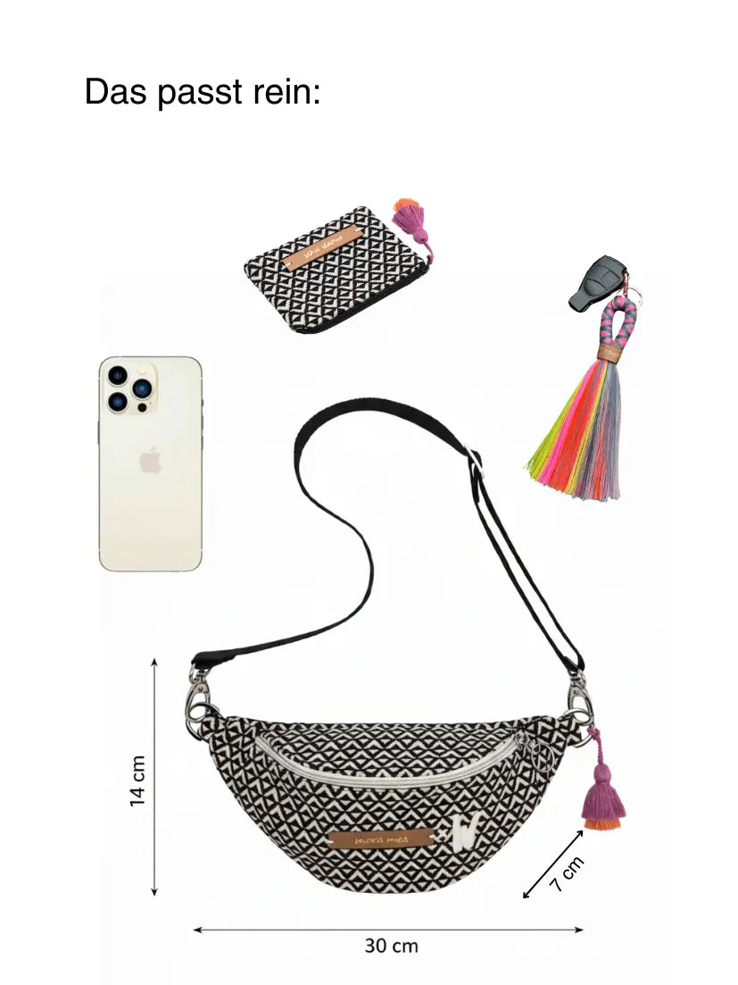 Bild mit Größenreferenz der Mini Bum Bag weekend trip.