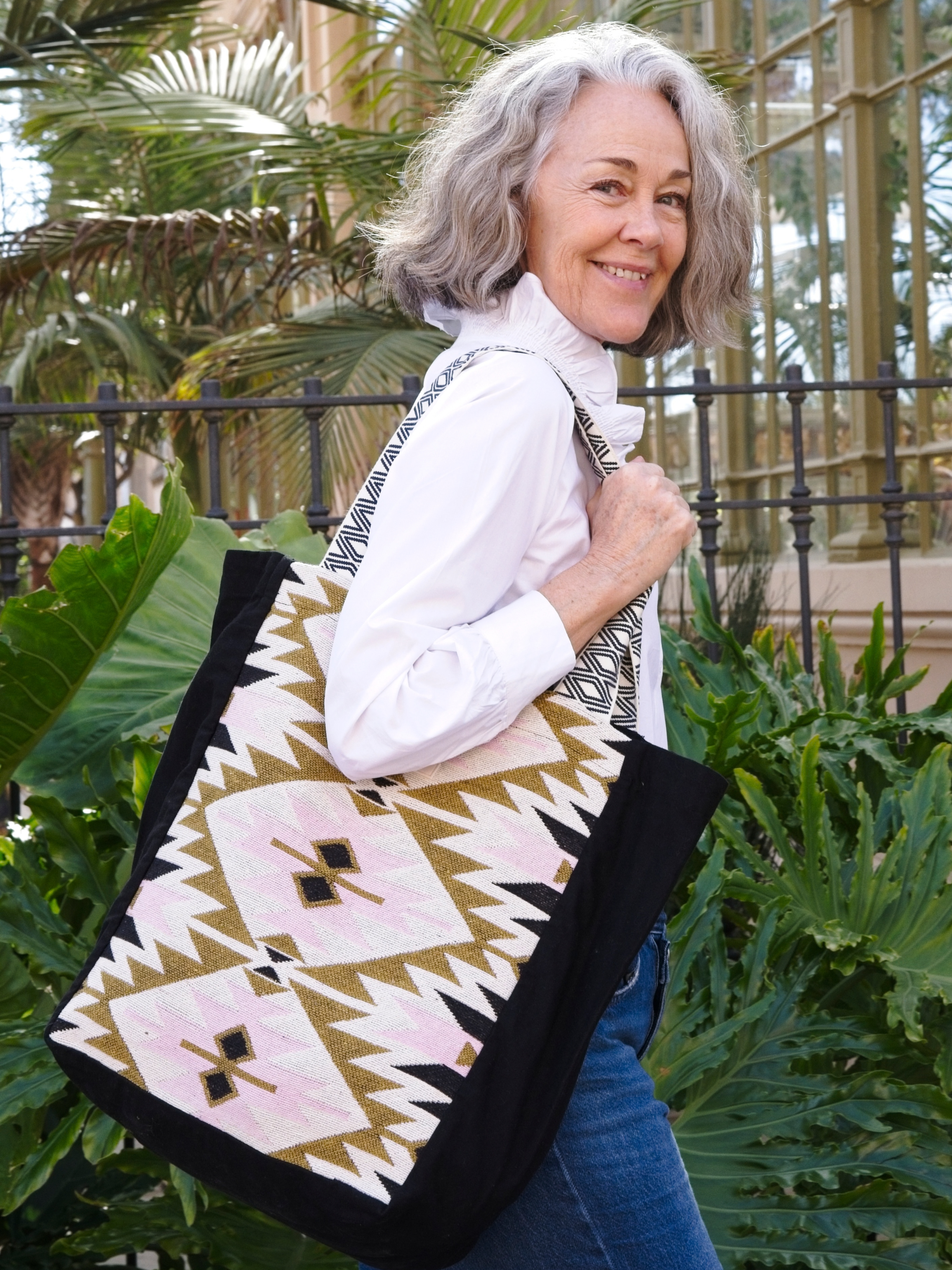 Tote Bag here to stay mit graphical Muster lässig über der Schulter von älterem Model.