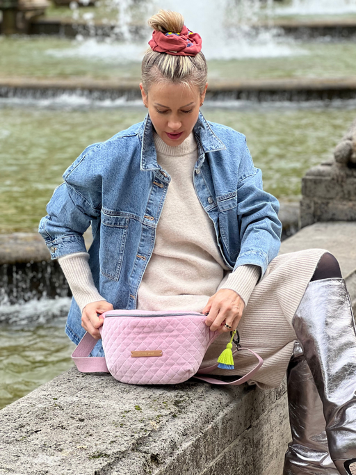 Samt Bauchtasche in rosa mit knalliger Neon Quaste von mara mea mit Steppung an Ü40 Model Wolke Hegenbarth getragen