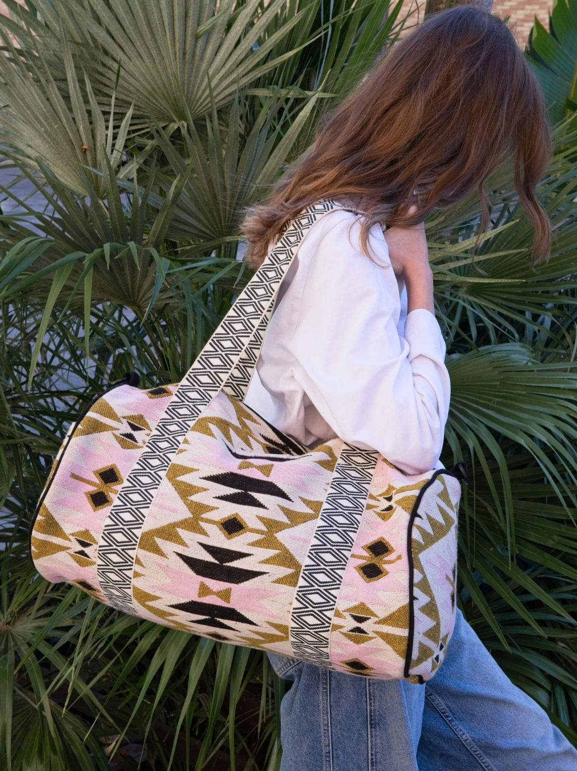 Weekender Bag mit graphical Muster an Model.