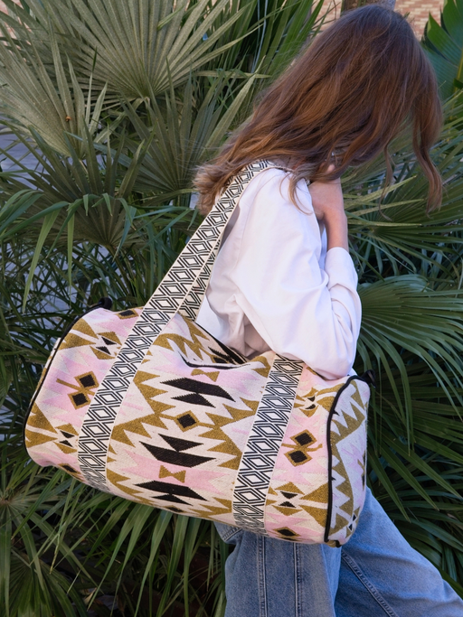 Weekender Bag mit graphical Muster an Model.