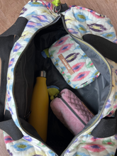 Weekender Bag book a trip mit Muster Print in Bunt