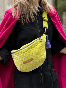 Midi Bumbag in limetten-grün aus gestepptem Samtstoff mit mara mea Brand Aufnäher und lila/rosa Quaste. 