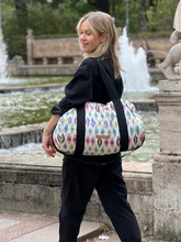 Weekender Bag book a trip mit Muster Print in Bunt