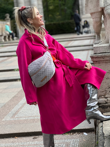 Maxi Bumbag aus grauem abgesteppten Samt mit knalliger orange-pinker Zierquaste. Rosegoldene Reißverschlüsse und Karabiner.